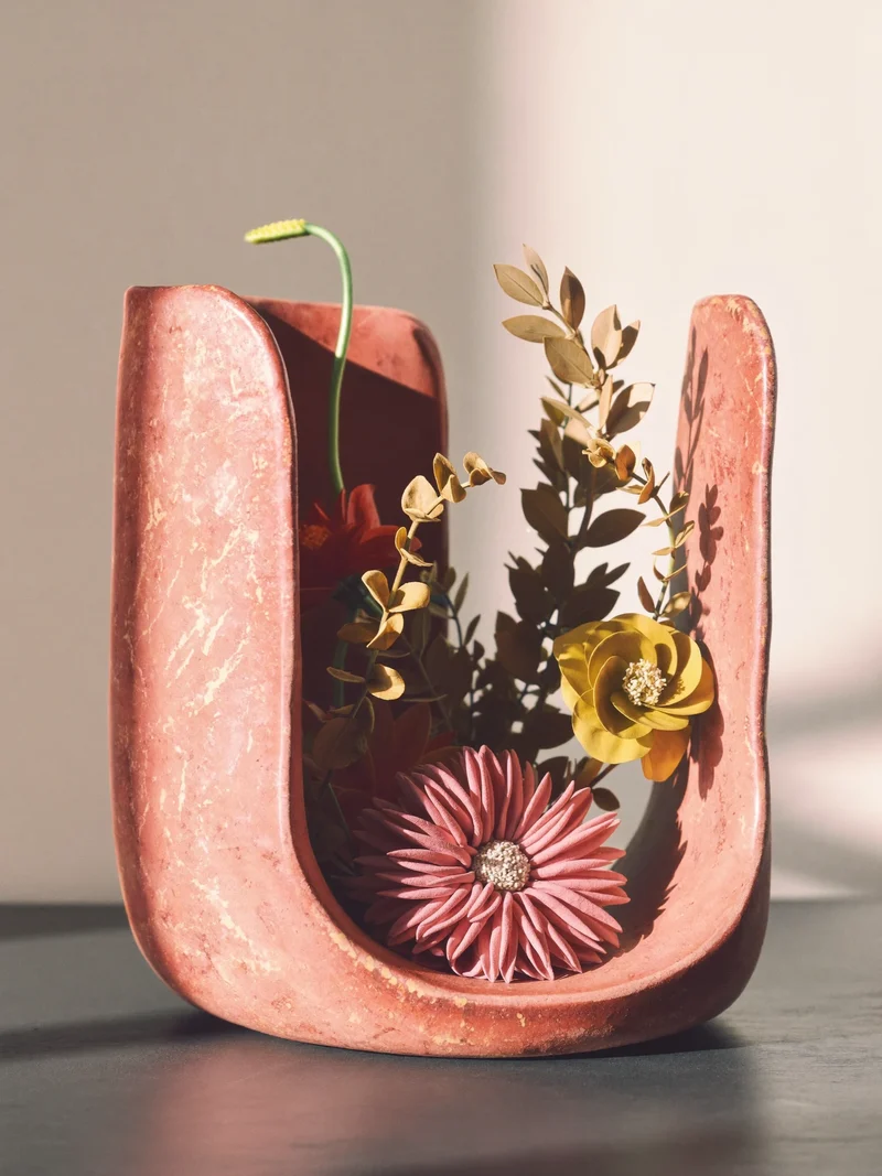 Illustration conceptuelle d'une composition sculpturale dans un pot en céramique